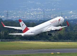 Boeing 767 von Austrian Airlines beim Start