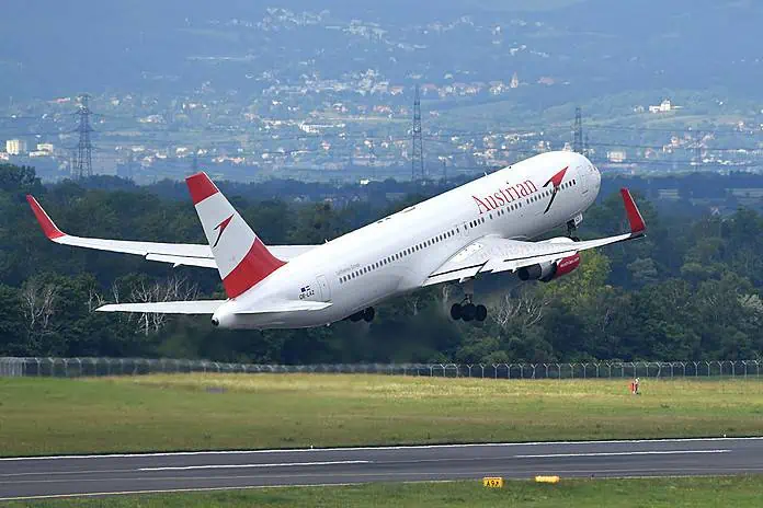 Boeing 767 von Austrian Airlines beim Start