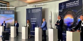 Experten der Luft- und Raumfahrt im Forschungs- und Technologiezentrum ECOMAT in Bremen