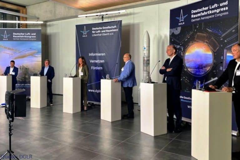 Experten der Luft- und Raumfahrt im Forschungs- und Technologiezentrum ECOMAT in Bremen