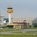 DFS-Tower Flughafen Hamburg: Blick von Nordosten auf das Towergebäude.
