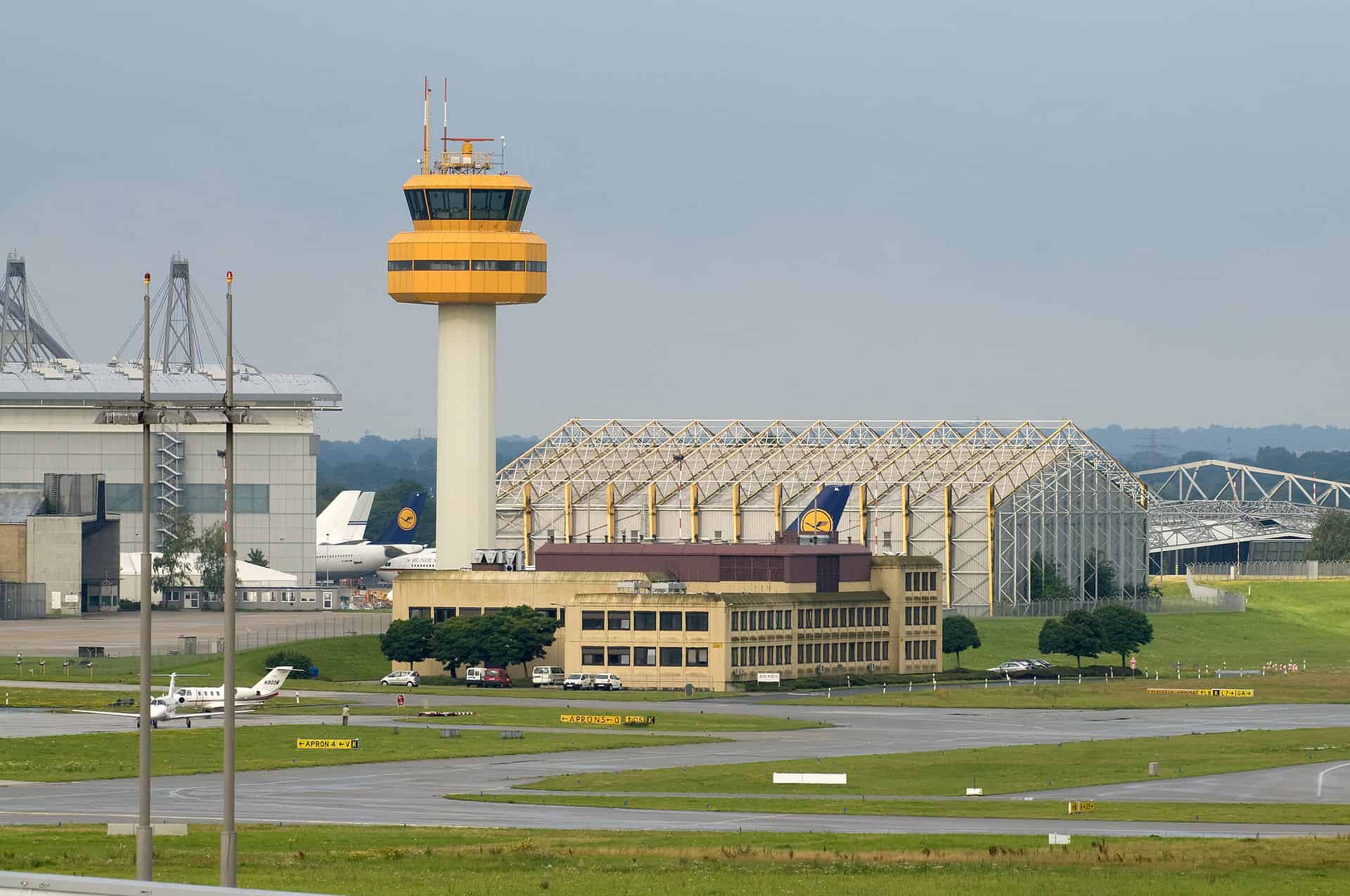 DFS-Tower Flughafen Hamburg: Blick von Nordosten auf das Towergebäude.