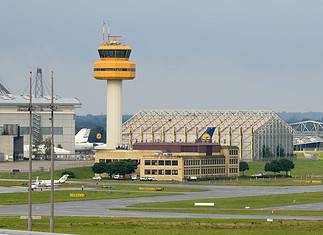 DFS-Tower Flughafen Hamburg: Blick von Nordosten auf das Towergebäude.