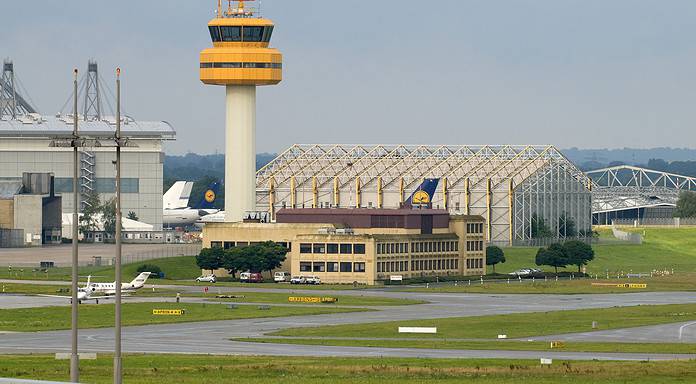 Projekt FALKE: Drohnen-Abwehr am Flughafen Hamburg DFS-Tower Flughafen Hamburg: Blick von Nordosten auf das Towergebäude.