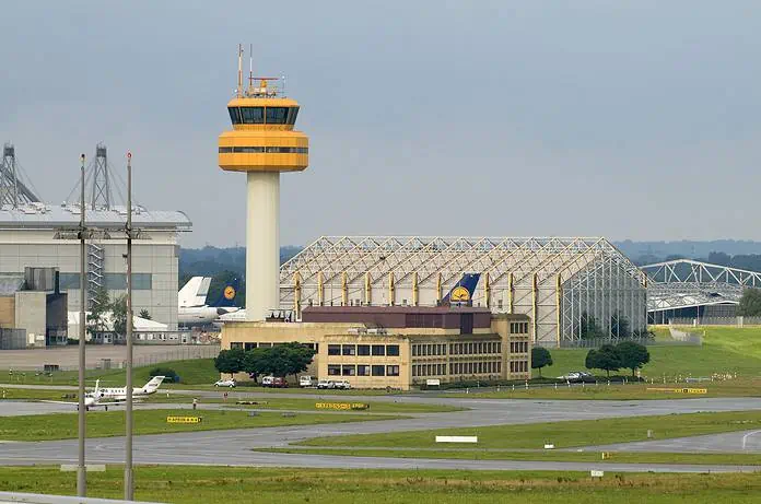 DFS-Tower Flughafen Hamburg: Blick von Nordosten auf das Towergebäude.