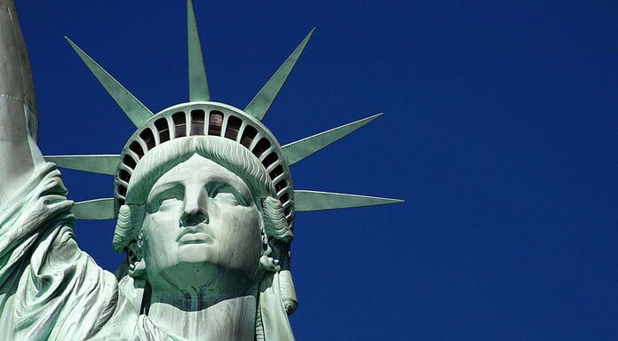 Flüge in die USA erreichen vor-Corona-Niveau Freiheitsstatue bei New York