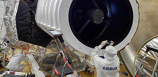 Inspektion des Euclid-Teleskops: Euclid soll ab dem Jahr 2022 den Anteil der Dunklen Materie und der Dunklen Energie im Weltall untersuchen. Auf dem Bild ist das Nutzlastmodul mit den wissenschaftlichen Instrumenten sowie dem Teleskop zu sehen, das im Rahmen der abschließenden Tests inspiziert wird.
