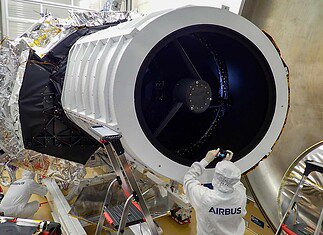 Inspektion des Euclid-Teleskops: Euclid soll ab dem Jahr 2022 den Anteil der Dunklen Materie und der Dunklen Energie im Weltall untersuchen. Auf dem Bild ist das Nutzlastmodul mit den wissenschaftlichen Instrumenten sowie dem Teleskop zu sehen, das im Rahmen der abschließenden Tests inspiziert wird.