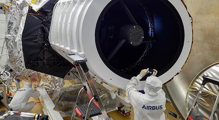 Mission Euclid erforscht „dunkle Seite“ des Universums Inspektion des Euclid-Teleskops: Euclid soll ab dem Jahr 2022 den Anteil der Dunklen Materie und der Dunklen Energie im Weltall untersuchen. Auf dem Bild ist das Nutzlastmodul mit den wissenschaftlichen Instrumenten sowie dem Teleskop zu sehen, das im Rahmen der abschließenden Tests inspiziert wird.