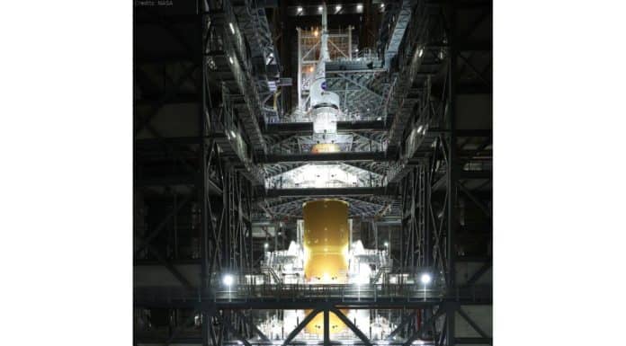 NASA hat erste Mondrakete SLS mit Crew-Modul Orion fertig NASA will mit Schwerlastrakete Space Launch System (SLS) und Crew-Modul Orion zum Mond fliegen.