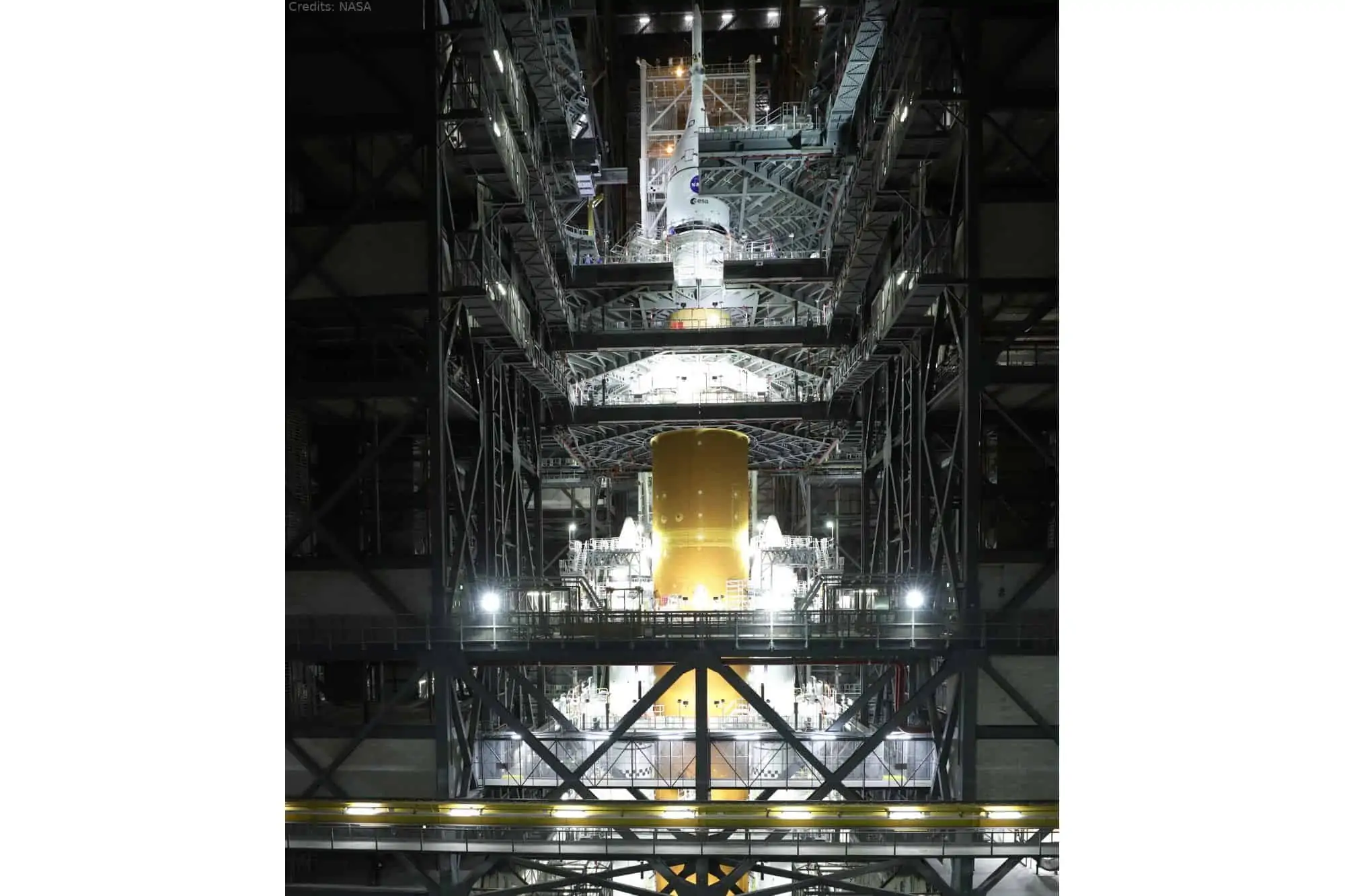 NASA will mit Schwerlastrakete Space Launch System (SLS) und Crew-Modul Orion zum Mond fliegen.