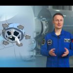 Matthias Maurer beantwortet Fragen zur ISS: In einer neuen Videoreihe der Deutschen Raumfahrtagentur im DLR beantwortet der deutsche ESA-Astronaut Matthias Maurer Fragen rund um die ISS. So verrät er, ob man auf der Raumstation aus dem Fenster schauen kann, oder welche Zeitzone dort herrscht.
