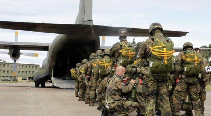 Fallschirmsprungwoche: Regiment 31 bleibt einsatzbereit Der Absetzer, ein Sicherheitskontrolleur, überprüft ein letztes Mal, die angelegten Sprunggepäcke bei den Fallschirmjägern, bevor sie in die Transall C-160 einsteigen. (Quelle: Bundeswehr,