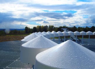 Antennenköpfe der DVOR Sarstedt: Doppler-UKW-Drehfunkfeuer (DVOR) sind die Leuchttürme der Luft. Die 49 Antennen senden ununterbrochen ein drehendes Funksignal – daher der Begriff „Drehfunkfeuer“ – sowie ein Referenzsignal für den magnetischen Nordpol aus. Diese werden vom Flugzeug empfangen, ausgewertet und dienen dem Piloten zur Orientierung.