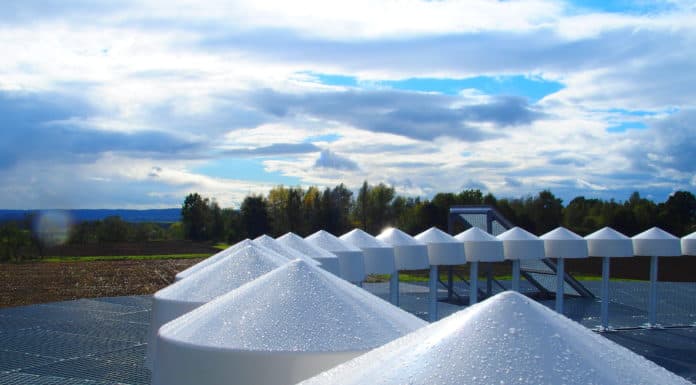 Doppler-Drehfunkfeuer (DVOR) Sarstedt in Betrieb Antennenköpfe der DVOR Sarstedt: Doppler-UKW-Drehfunkfeuer (DVOR) sind die Leuchttürme der Luft. Die 49 Antennen senden ununterbrochen ein drehendes Funksignal – daher der Begriff „Drehfunkfeuer“ – sowie ein Referenzsignal für den magnetischen Nordpol aus. Diese werden vom Flugzeug empfangen, ausgewertet und dienen dem Piloten zur Orientierung.