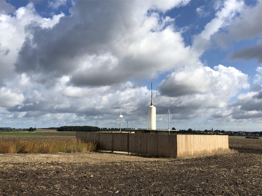 Interim VORDME Sarstedt: Auf einem Nachbargrundstück des vorigen Doppler-Drehfunkfeuers (DVOR) Leine konnte im Juni 2019 die mobile Interims-Navigationsanlage Sarstedt in Betrieb gehen.