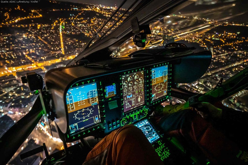 "Christoph 22"-Piloten des ADAC beim Nachtflug mit Nachtsichtbrillen