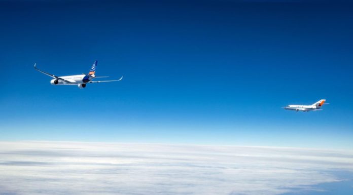 Airbus und DLR: Gemeinsame Forschung an Flugkraftstoffen Airbus A350 von Airbus und die Falcon 20E des DLR bei der Messkampagne ECLIF3
