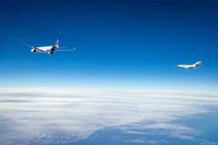 Airbus A350 von Airbus und die Falcon 20E des DLR bei der Messkampagne ECLIF3