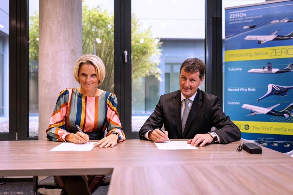 Unterzeichnung des Letter of Intend zwischen Airbus und DLR mit Nicole Dreyer-Langlet, VP Research & Technology Representative Germany bei Airbus und Dr. Markus Fischer, DLR-Bereichsvorstand Luftfahrt