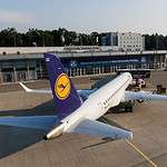 Lufthansa Airliner auf dem Vorfeld des Flughafens Friedrichshafen