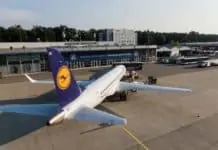 Lufthansa Airliner auf dem Vorfeld des Flughafens Friedrichshafen