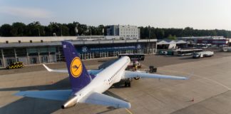 Lufthansa Airliner auf dem Vorfeld des Flughafens Friedrichshafen