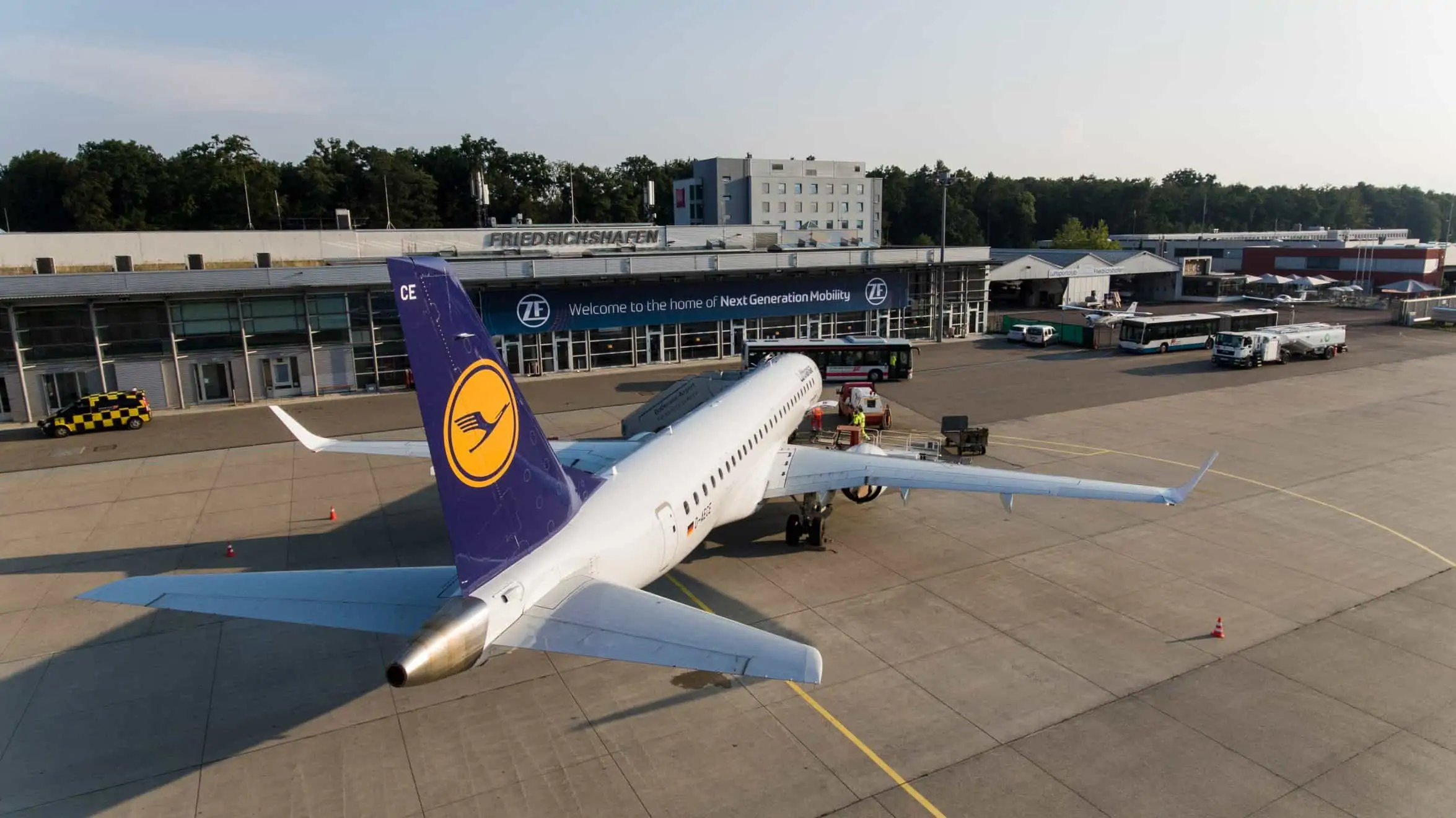Lufthansa Airliner auf dem Vorfeld des Flughafens Friedrichshafen