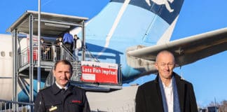 Dr. Christian Miller (Leiter der Berufsfeuerwehr Köln) und Johan Vanneste(rechts) vor dem „Impf-Airbus“