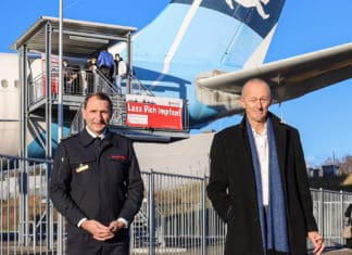 Dr. Christian Miller (Leiter der Berufsfeuerwehr Köln) und Johan Vanneste(rechts) vor dem „Impf-Airbus“
