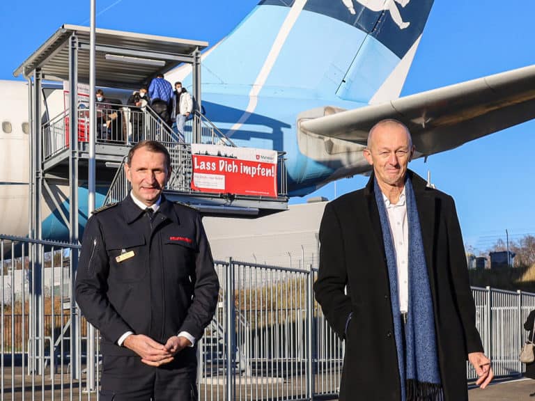 Dr. Christian Miller (Leiter der Berufsfeuerwehr Köln) und Johan Vanneste(rechts) vor dem „Impf-Airbus“