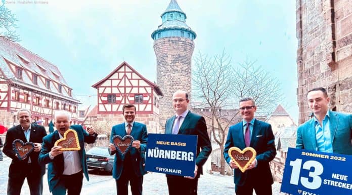 Ryanair wird größte Airline am Flughafen Nürnberg Flughafengeschäftsführer Dr. Michael Hupe, Ryanair CEO Eddie Wilson, Oberbürgermeister der Stadt Nürnberg Marcus König, Bayerischer Finanzminister Albert Füracker, Wirtschaftsreferent der Stadt Nürnberg Dr. Michael Fraas und Ryanair Director of Commercial Jason McGuiness (v. l.) bei der Präsentation der neuen Ryanair-Ziele auf der Kaiserburg
