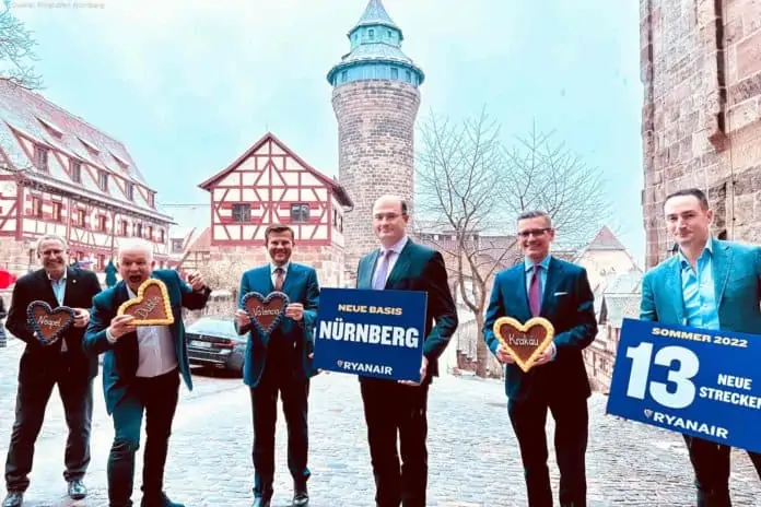 Flughafengeschäftsführer Dr. Michael Hupe, Ryanair CEO Eddie Wilson, Oberbürgermeister der Stadt Nürnberg Marcus König, Bayerischer Finanzminister Albert Füracker, Wirtschaftsreferent der Stadt Nürnberg Dr. Michael Fraas und Ryanair Director of Commercial Jason McGuiness (v. l.) bei der Präsentation der neuen Ryanair-Ziele auf der Kaiserburg Flughafengeschäftsführer Dr. Michael Hupe, Ryanair CEO Eddie Wilson, Oberbürgermeister der Stadt Nürnberg Marcus König, Bayerischer Finanzminister Albert Füracker, Wirtschaftsreferent der Stadt Nürnberg Dr. Michael Fraas und Ryanair Director of Commercial Jason McGuiness (v. l.) bei der Präsentation der neuen Ryanair-Ziele auf der Kaiserburg