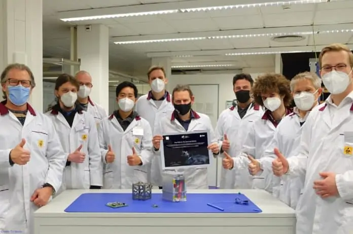 Gewinnerteam des Nutzlastwettbewerbs Eines der Gewinnerteams des ersten Nutzlastwettbewerbs für den Erstflug des deutschen Mikrolaunchers Spectrum: Das Institut für Luft- und Raumfahrttechnik der TU Berlin. Die Technische Universität Berlin ist mit der Kleinsatellitenmission CyBEEsat, einer Technologiedemonstration für einen miniaturisierten Transceiver, der für neu festgelegte Frequenzbänder entwickelt wurde, beim Jungfernflug des deutschen Mikrolaunchers Spectrum von Isar Aerospace Technologies an Bord.
