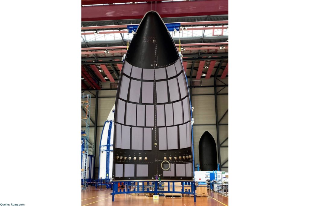 Spitze der Ariane-5-Rakete bestehend aus einer Nutzlastverkleidung von RUAG International