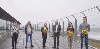 Azubi Gratulation am Dortmund Airport; von links: Jana Lewin, Thomas Stegmann, Pia Middelmann, Ludger van Bebber, Lina Su, Henrik Märkl