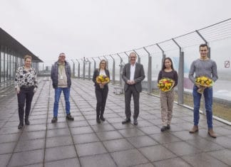 Azubi Gratulation am Dortmund Airport; von links: Jana Lewin, Thomas Stegmann, Pia Middelmann, Ludger van Bebber, Lina Su, Henrik Märkl