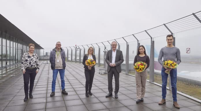 Dortmund Airport gratuliert zur bestandenen Ausbildung Azubi Gratulation am Dortmund Airport; von links: Jana Lewin, Thomas Stegmann, Pia Middelmann, Ludger van Bebber, Lina Su, Henrik Märkl