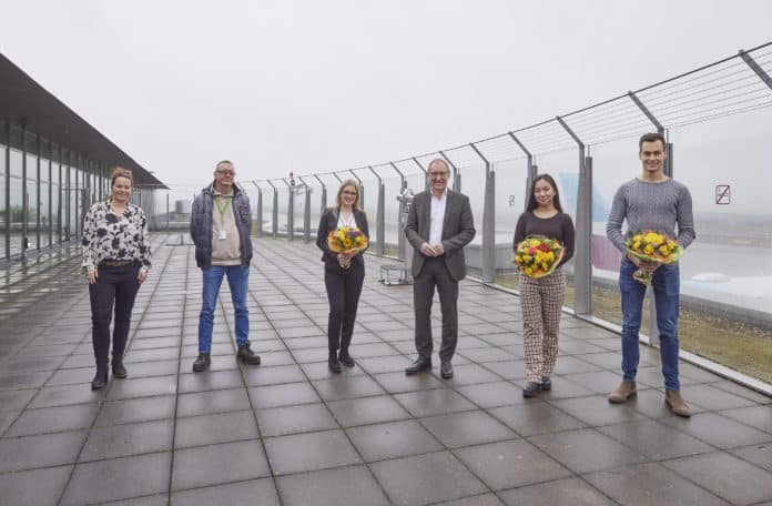 Azubi Gratulation am Dortmund Airport; von links: Jana Lewin, Thomas Stegmann, Pia Middelmann, Ludger van Bebber, Lina Su, Henrik Märkl