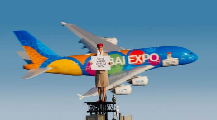 Emirates Airbus A380 in Expo 2020 Dubai-Bemalung fliegt um den Burj Khalifa Emirates lässt Expo-A380 über Dubai fliegen