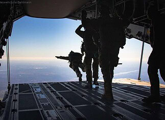 Übung "Deep Infil": Deutsche Fallschirmspringer der Luftladebrigade 1 trainieren Absprung zusammen mit portugiesischen Spezialkräften in Tancos nahe der Hauptstadt Lissabon