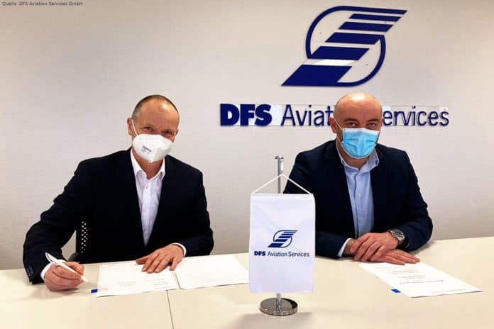 Andreas Pötzsch, Geschäftsführer DFS Aviation Services, und Teo Bratinĉević, Executive Director of Corporate Functions bei Croatia Control unterzeichnen Memorandum of Cooperation