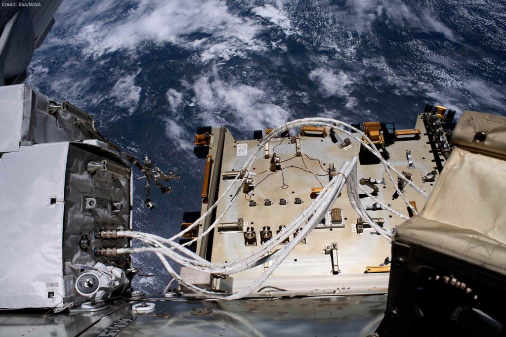 ColKa bei der Installation: Am 27. Januar 2021 installierten die beiden NASA-Astronauten Mike Hopkins und Victor Glover mit einem Außenbordeinsatz – einer sogenannten Extra Vehicular Activity (EVA) – die Antenne an der Außenseite des europäischen Columbus-Labors der ISS. Bei diesem Einsatz wurden die Beiden sowohl vom Columbus-Kontrollzentrum sowie vom dänischen ESA-Astronauten Andreas Mogensen vom Boden aus unterstützt.
