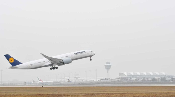 Lufthansa fliegt wieder dreimal pro Woche nach Delhi (Indien) Erster Start auf dieser Route, den die Lufthansa mit einem Airbus A350-900 durchführte.