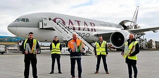 Den Erstflug auf der neuen Strecke begrüßten Alexander Gentes (Leiter JETcargo HUB Süd von DB Schenker 1 v. l.), Gerold Sellmayer (Leiter Luftfracht Süd von DB Schenker 2 v. l.), Bernd H. Förster (Senior Manager Regional Cargo North Europe von Qatar Airways 1 v. r.) sowie Frank Hermann (Regional Cargo Manager Deutschland, Schweiz, Luxemburg 2 v. r.) zusammen mit Markus Heinelt (Director Cargo Development der Flughafen München GmbH 3 v. r.).
