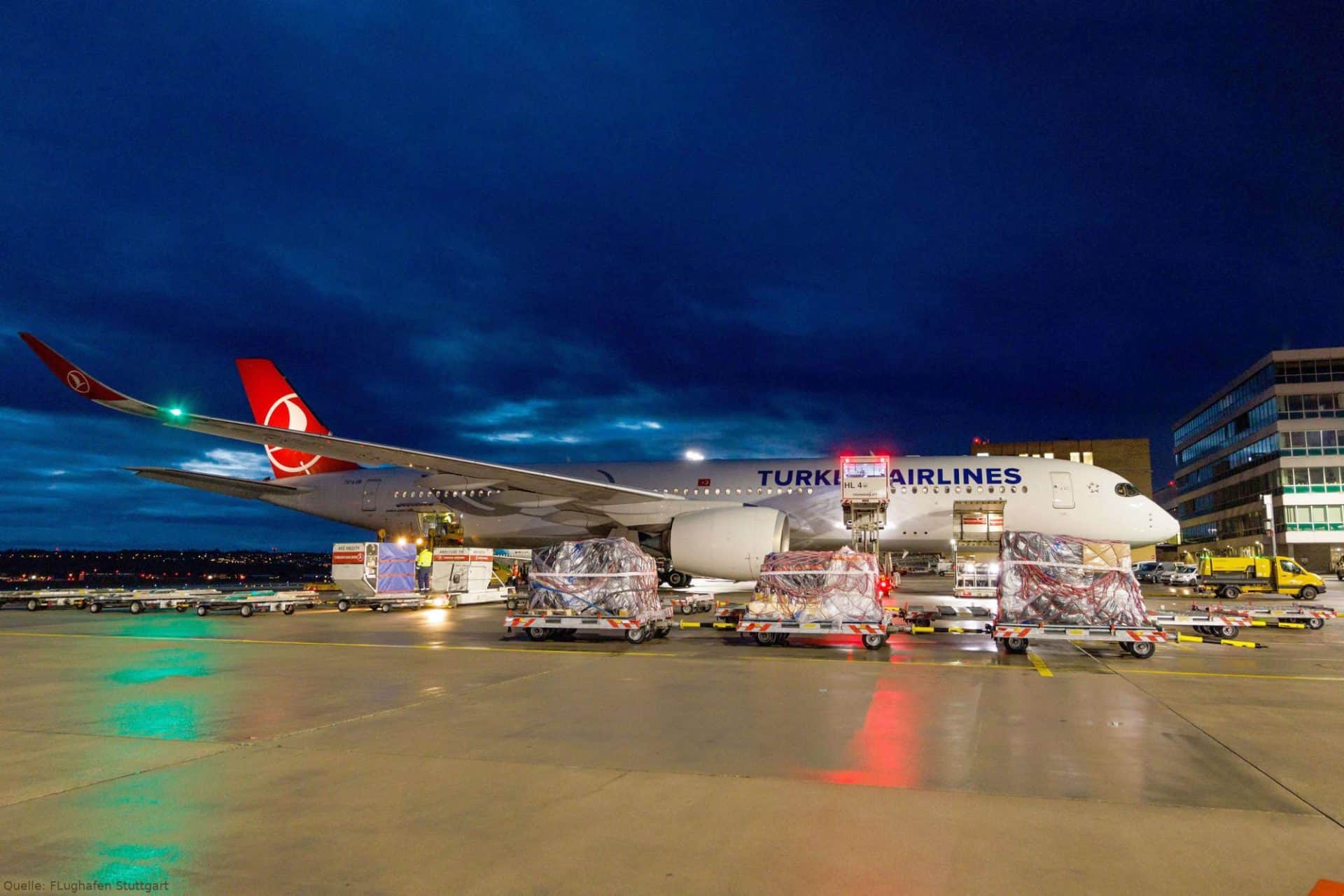 Umgebautes Passagierflugzeuge (P2F) zum Transport von Waren am Flughafen Stuttgart