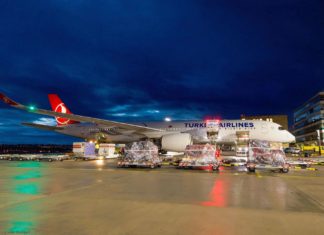 Umgebautes Passagierflugzeuge (P2F) zum Transport von Waren am Flughafen Stuttgart