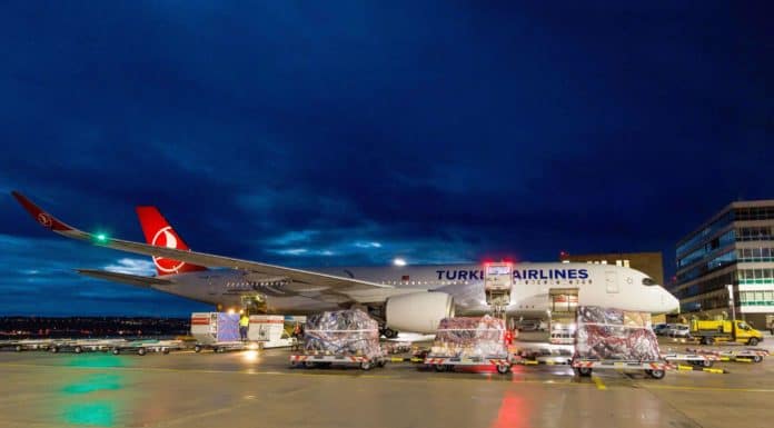 Luftfracht in Stuttgart: Zuwachs braucht P2F Umgebautes Passagierflugzeuge (P2F) zum Transport von Waren am Flughafen Stuttgart