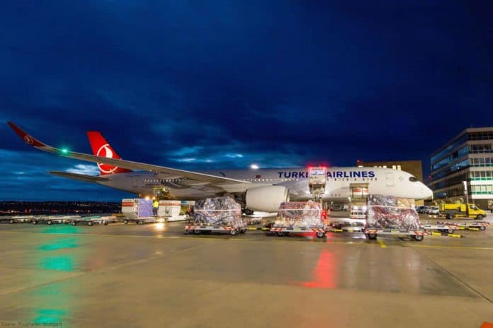 Umgebautes Passagierflugzeuge (P2F) zum Transport von Waren am Flughafen Stuttgart