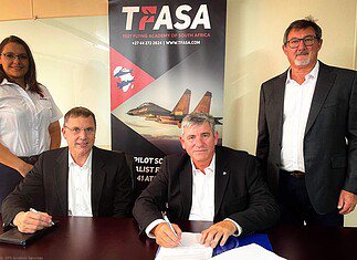 Andreas Pötzsch, Geschäftsführer der DFS Aviation Services, und Jean Rossouw, Executive Chairman & President der Test Flying Academy of South Africa (TFASA)